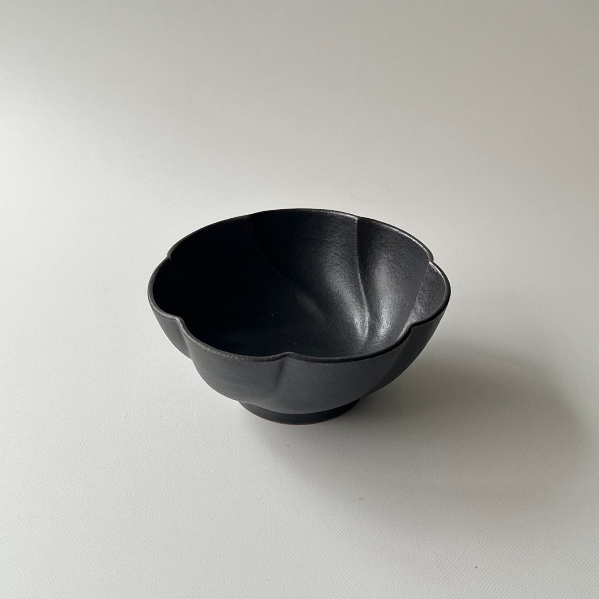 黒釉捻り菊鉢　中