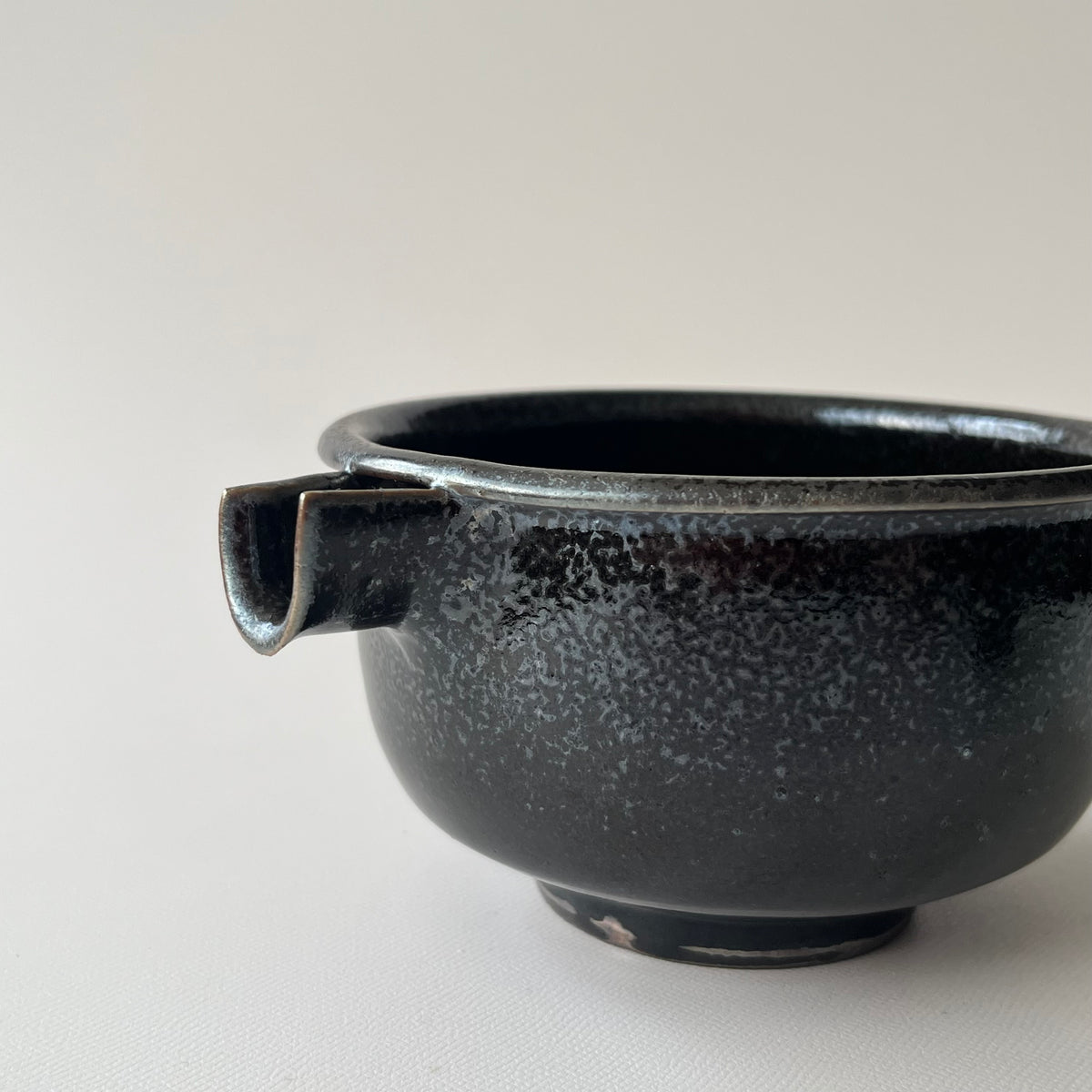 黒釉片口