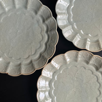 青磁花文菊平皿（大）