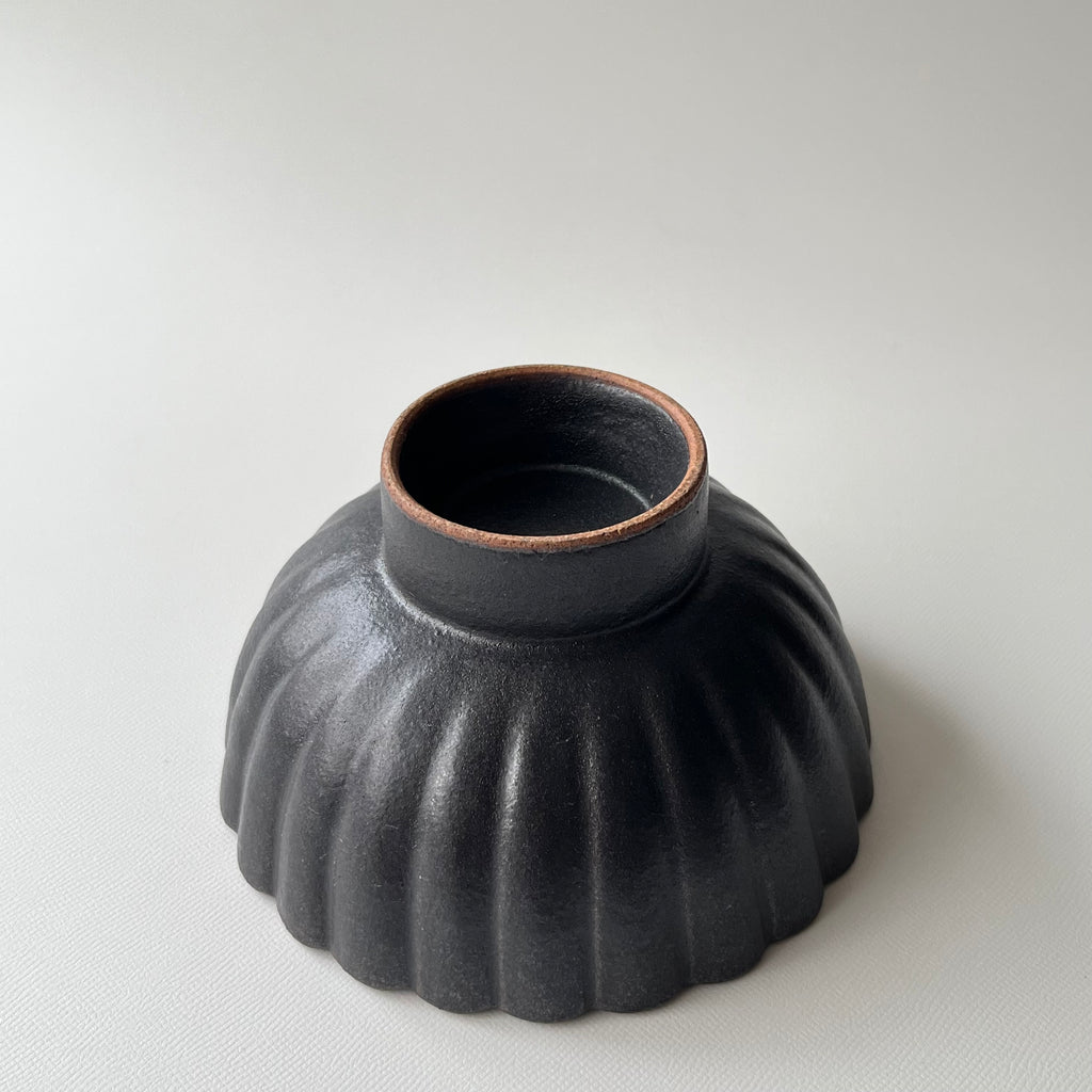 黒釉菊鉢