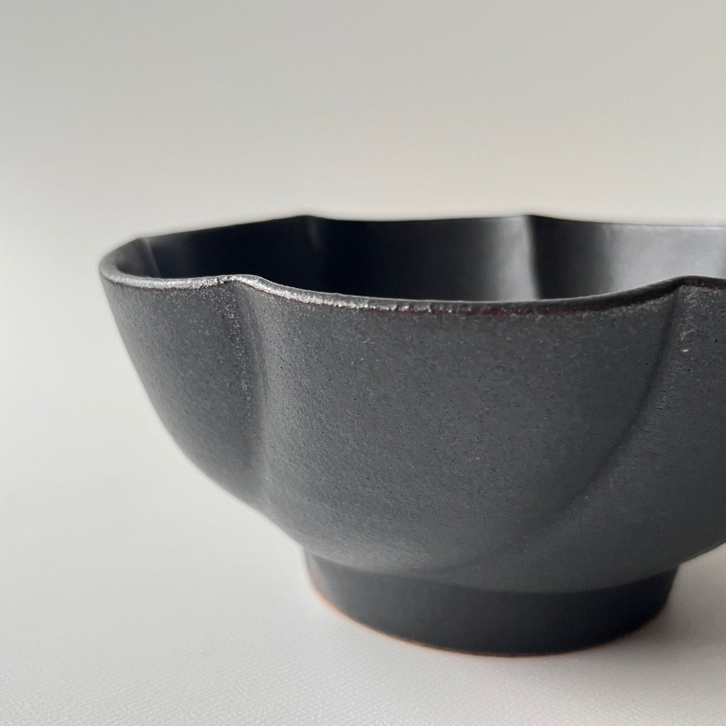 黒釉捻り菊鉢　中