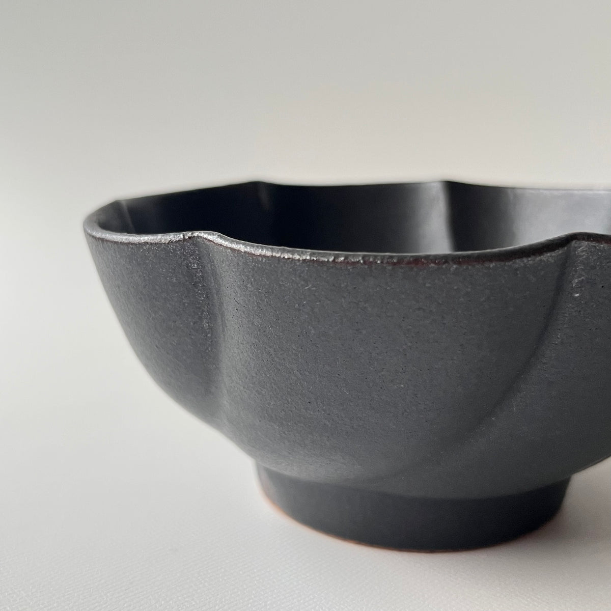 黒釉捻り菊鉢　中