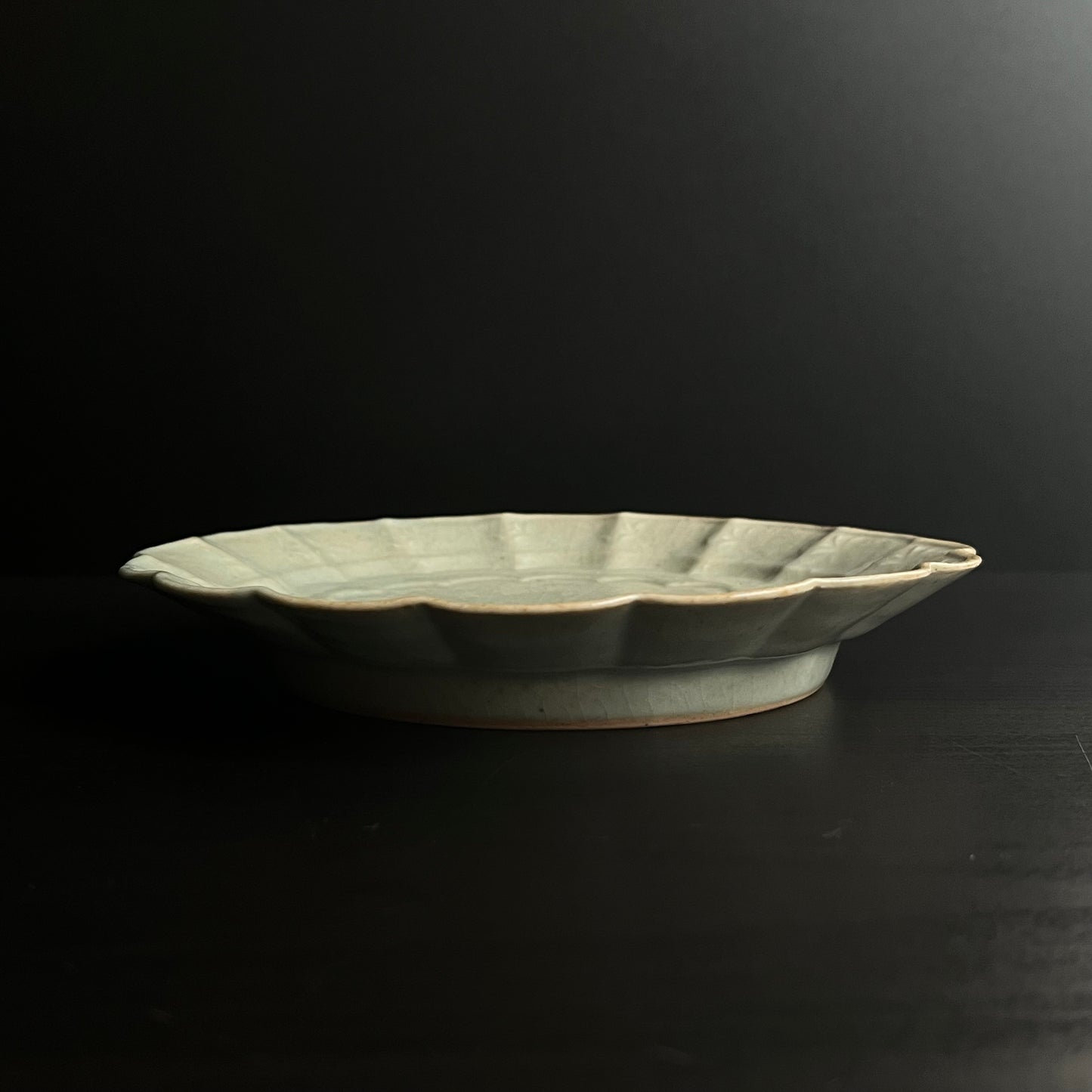 青磁花文菊平皿（大）