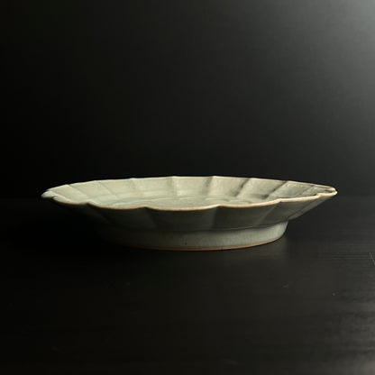 青磁花文菊平皿（大）