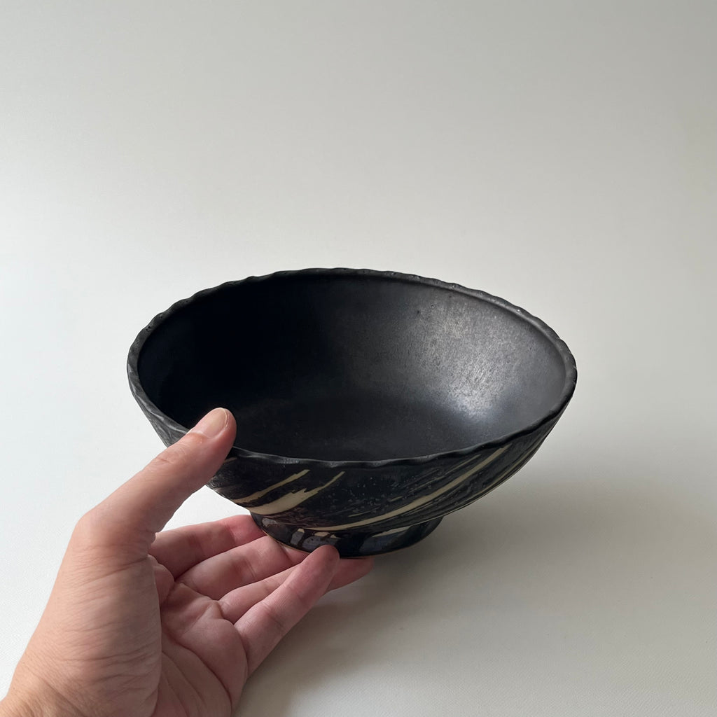 白線文様黒釉ボウル