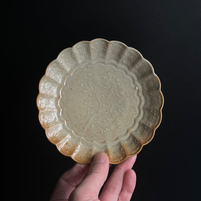 青磁花文菊平皿