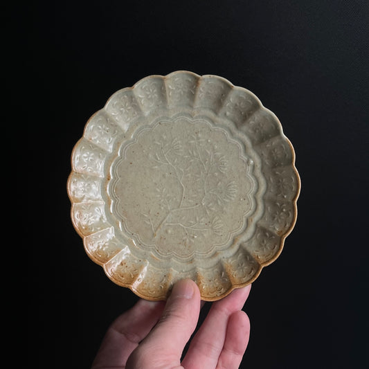 青磁花文菊平皿