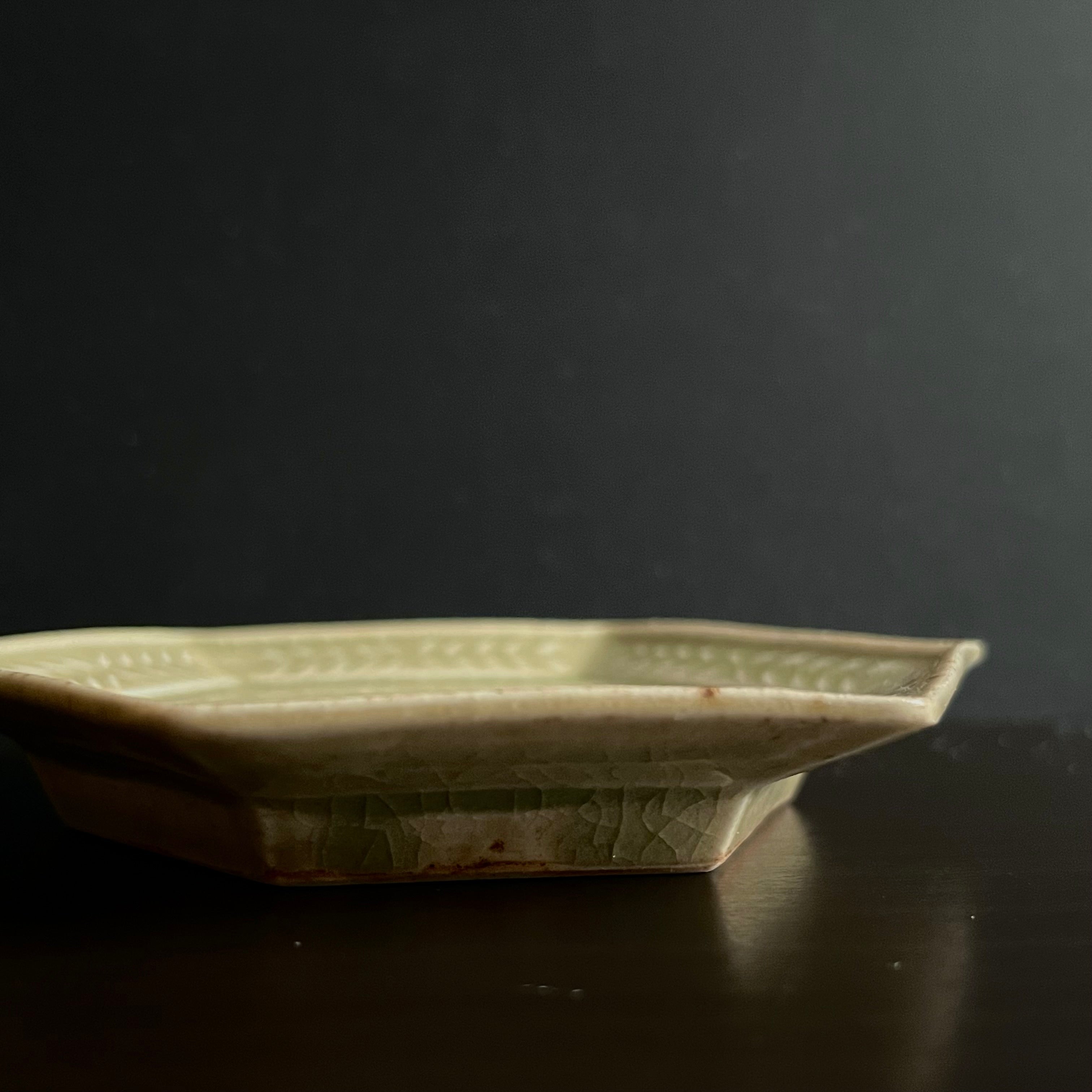 青磁陽刻六角小皿 - dandeliOn