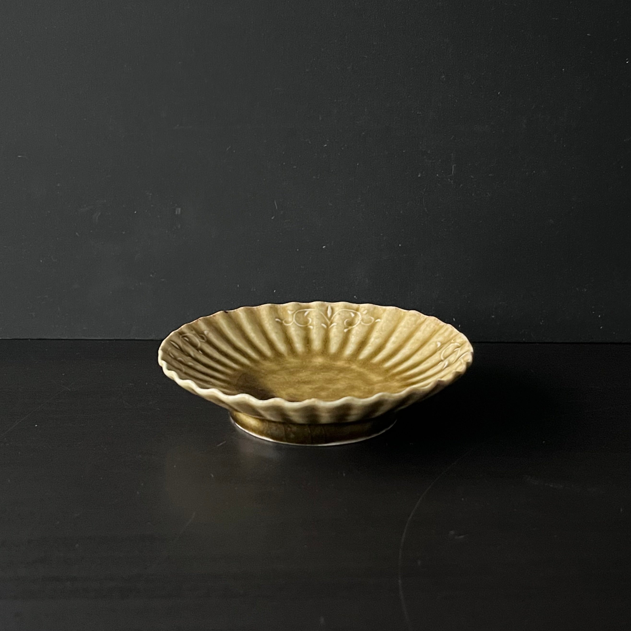 灰釉輪花小皿 - dandeliOn