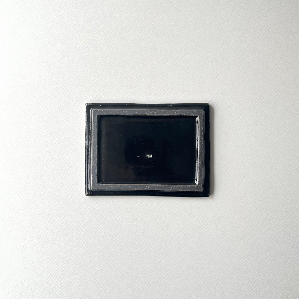 黒釉板皿
