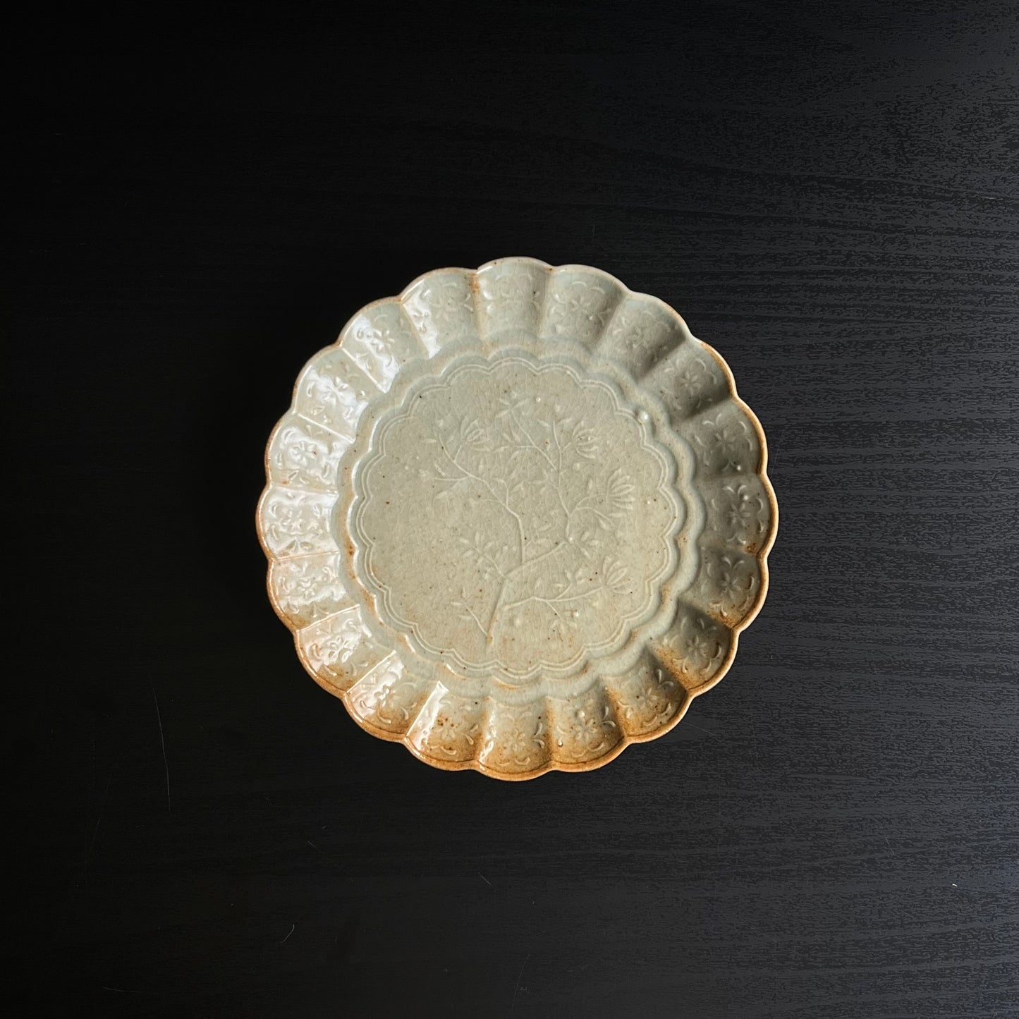 青磁花文菊平皿