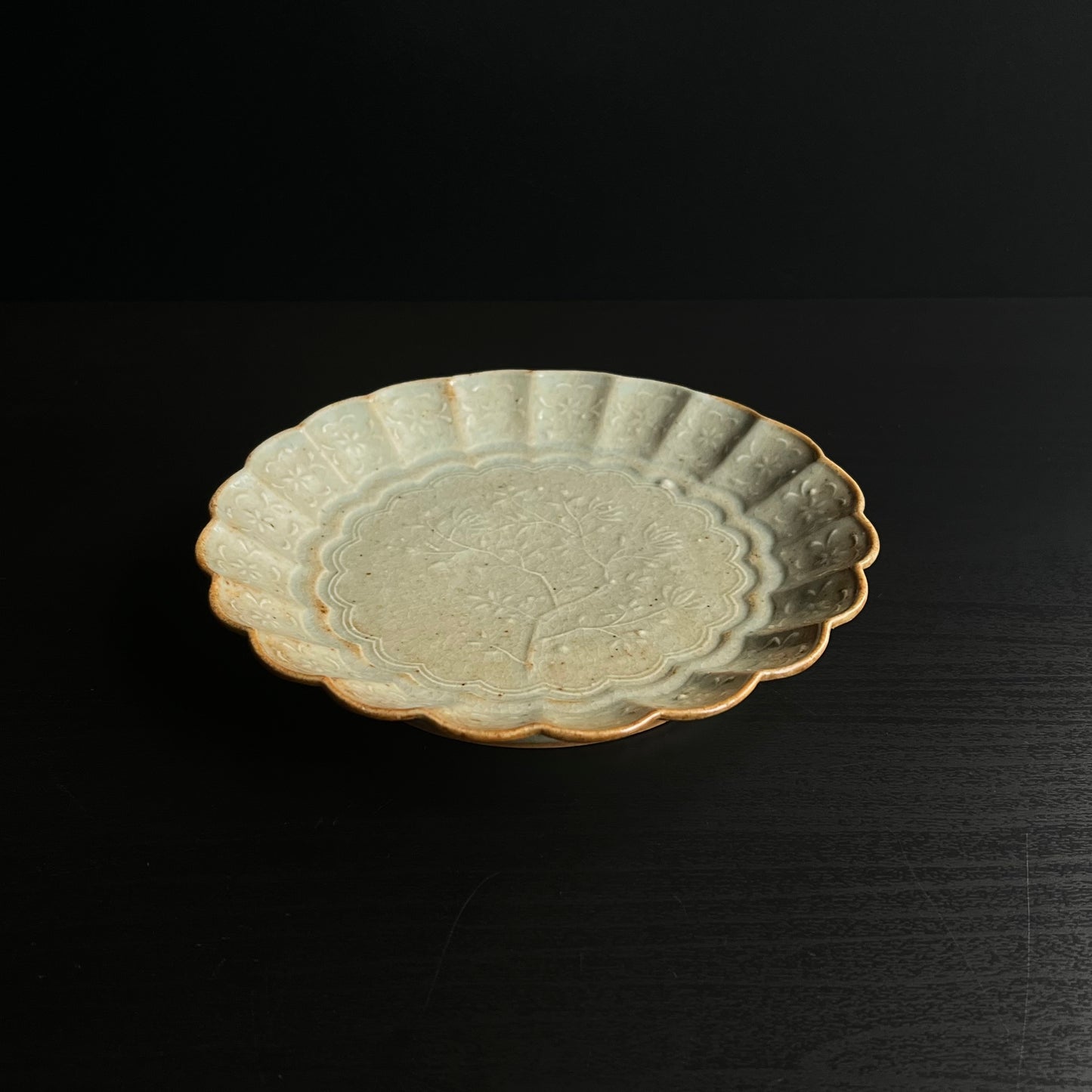 青磁花文菊平皿