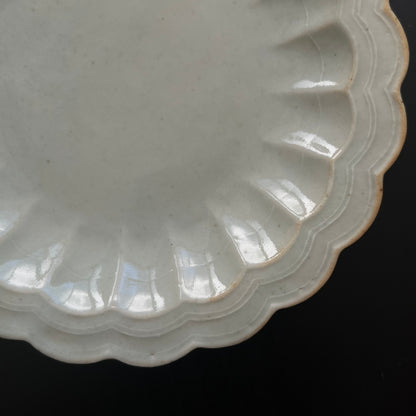 白磁輪花リム平皿