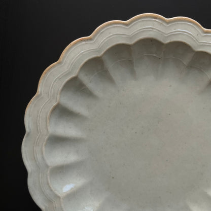 白磁輪花リム平皿