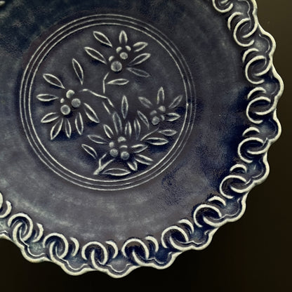 瑠璃釉ビワ文輪花皿