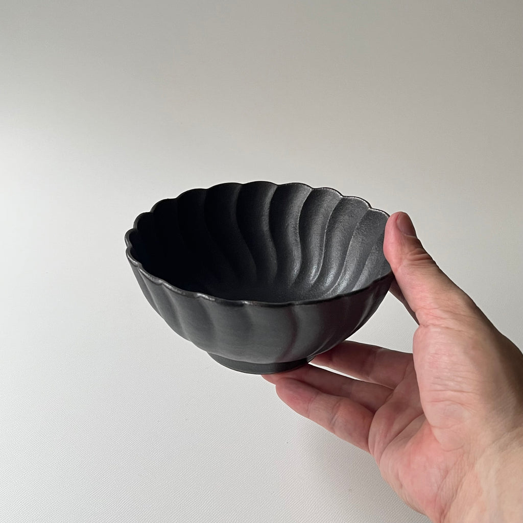 黒釉捻り菊鉢　大
