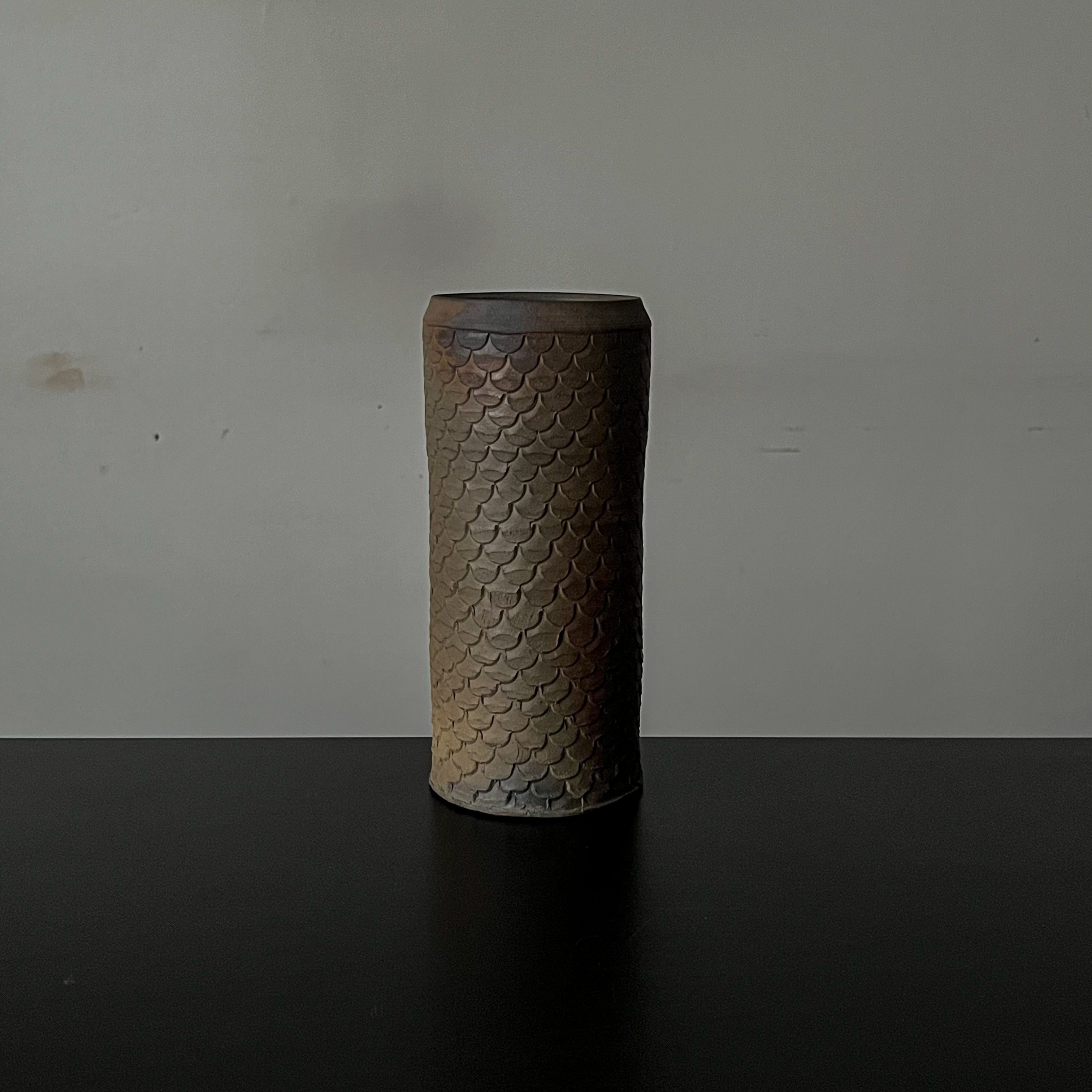 南蛮龍鱗筒花入