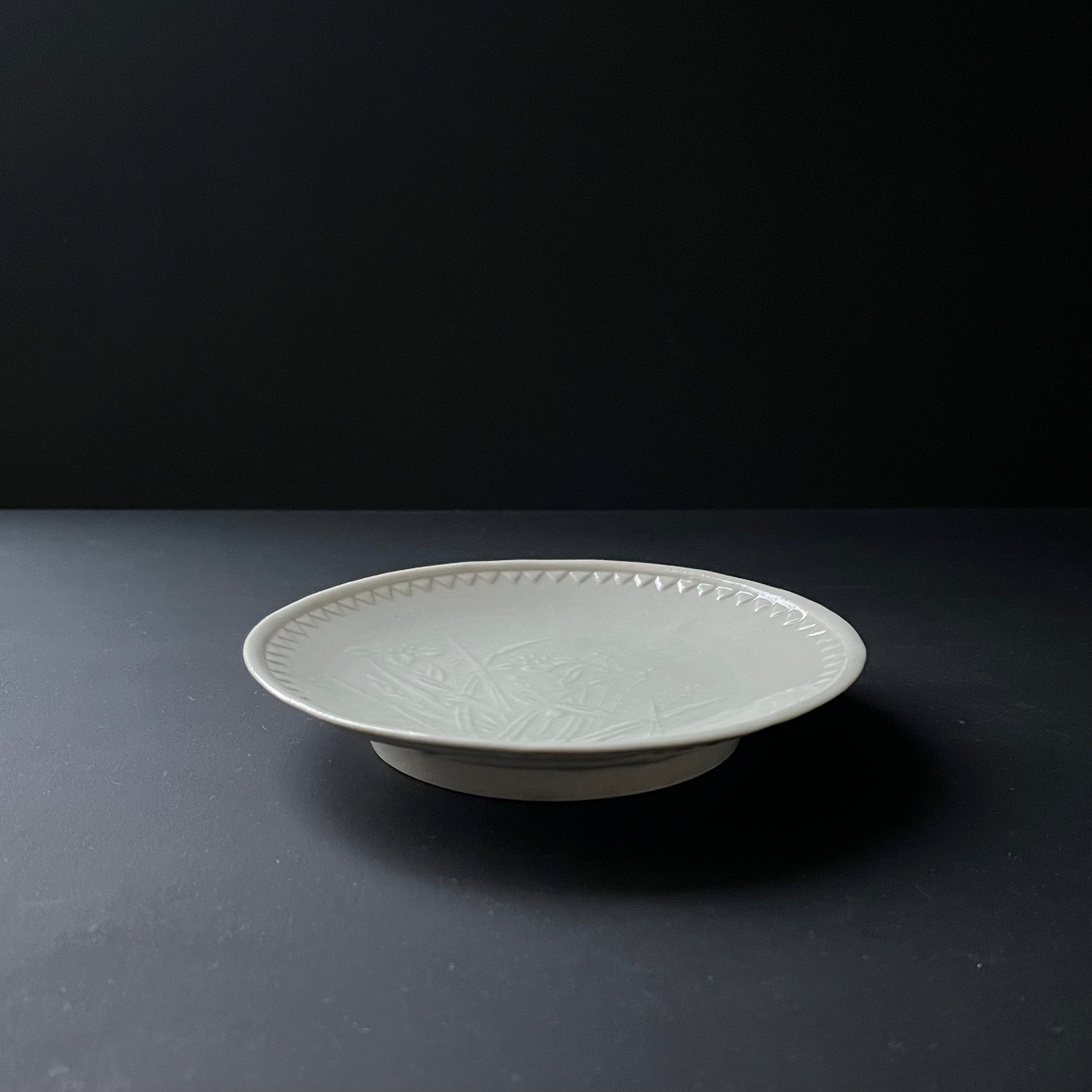 白磁菖蒲文皿 - dandeliOn