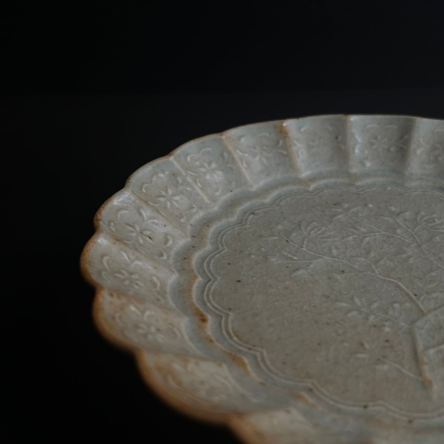 青磁花文菊平皿