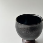 鉄釉高圷酒盃