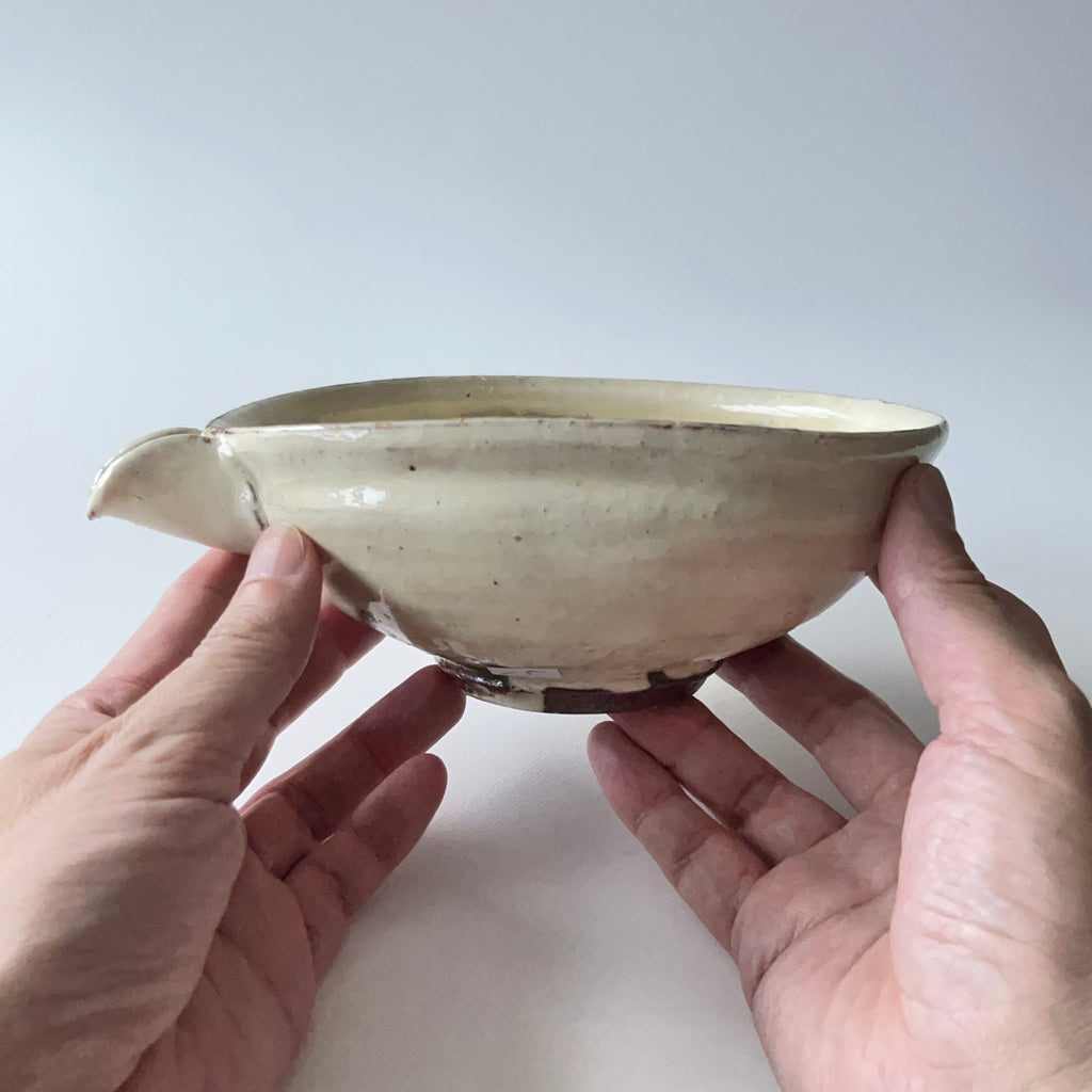 粉引片口