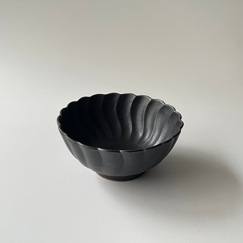 黒釉捻り菊鉢　大