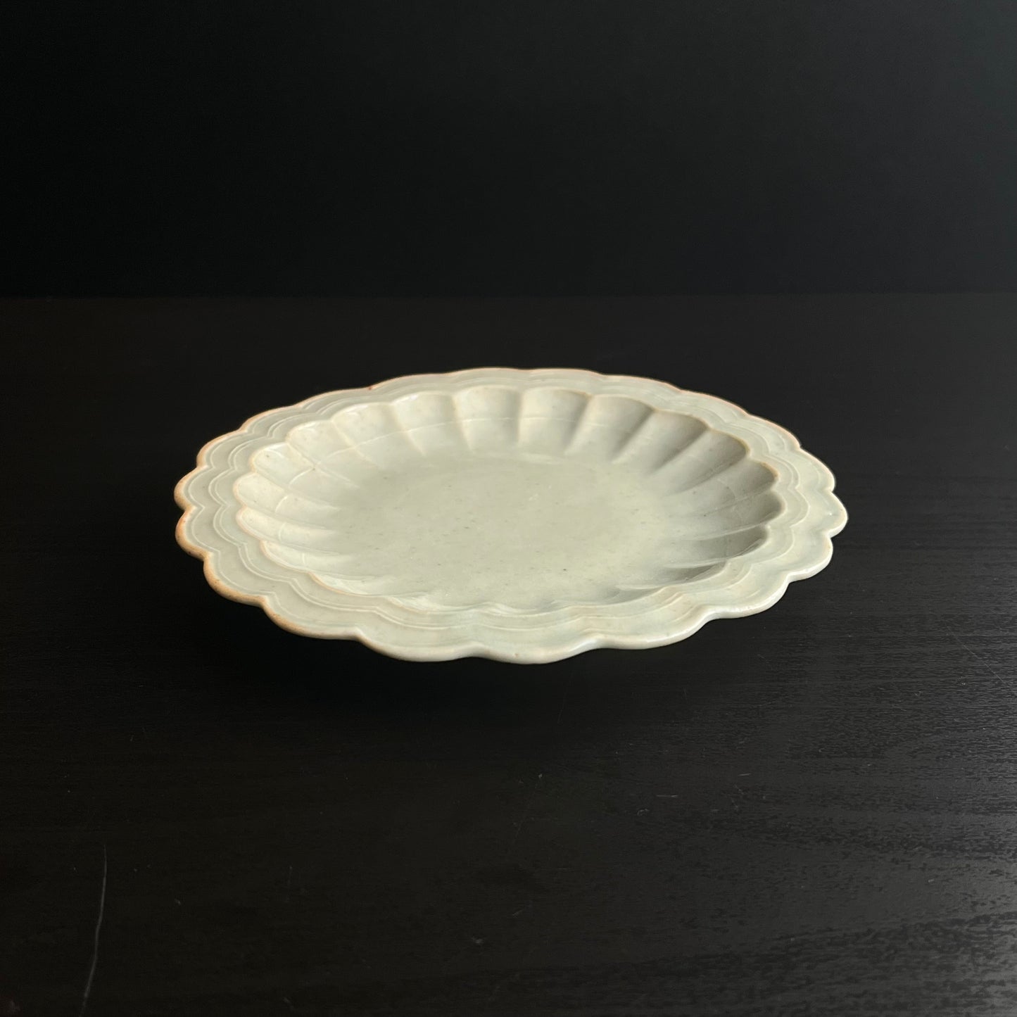 白磁輪花リム平皿