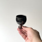 鉄釉高圷酒盃