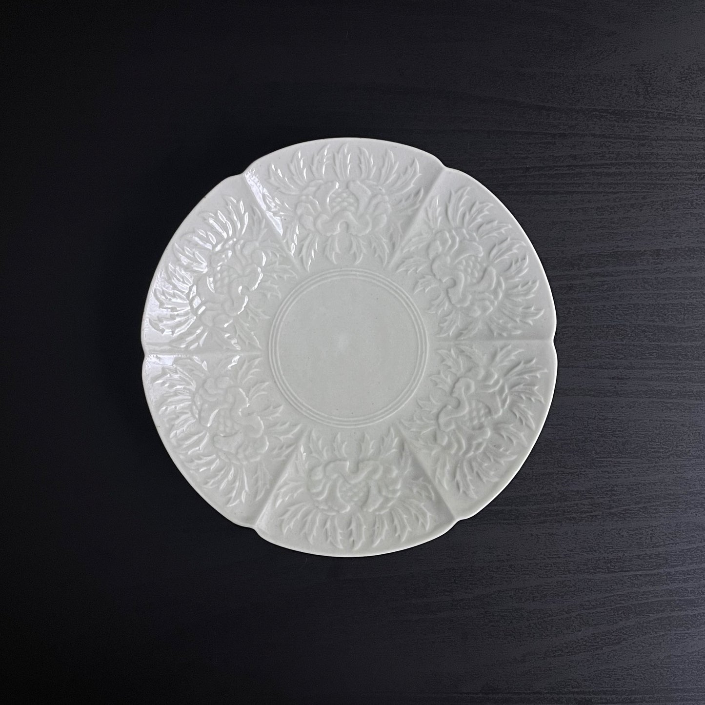 白磁陽刻輪花皿