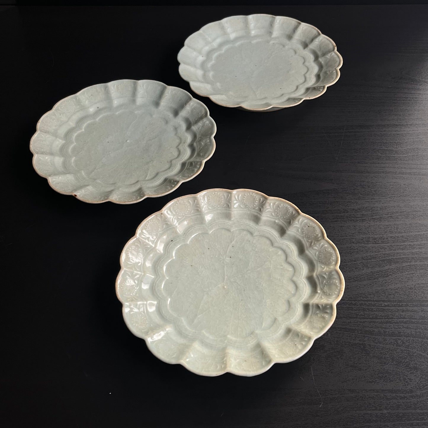 青磁花文菊平皿（大）