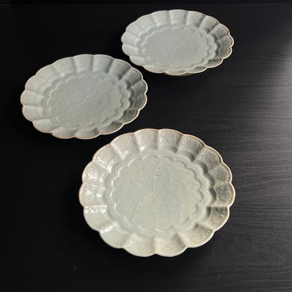 青磁花文菊平皿（大）