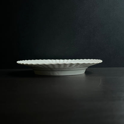 白磁草花文輪花皿