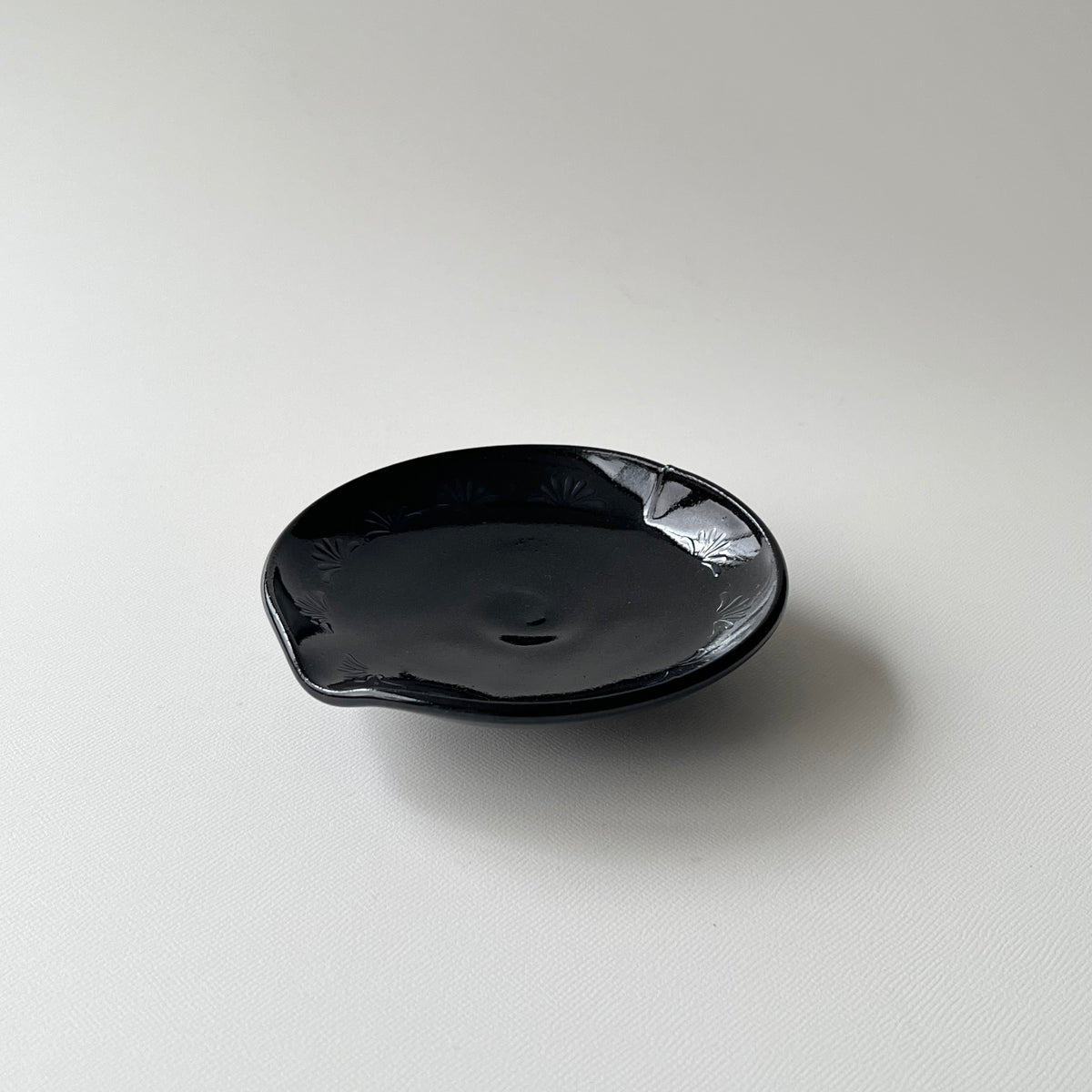 黒絵小皿　パルメット