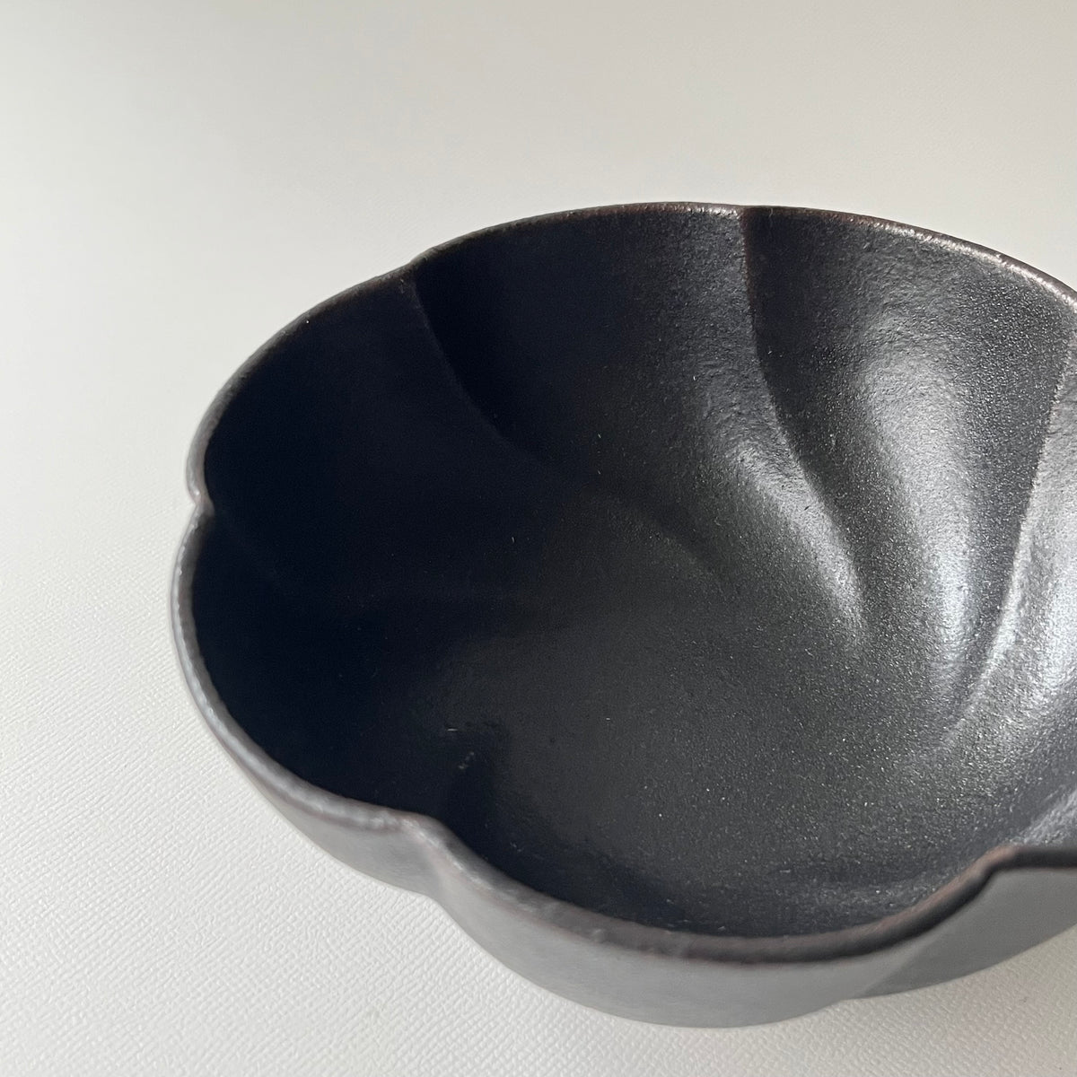 黒釉捻り菊鉢　中