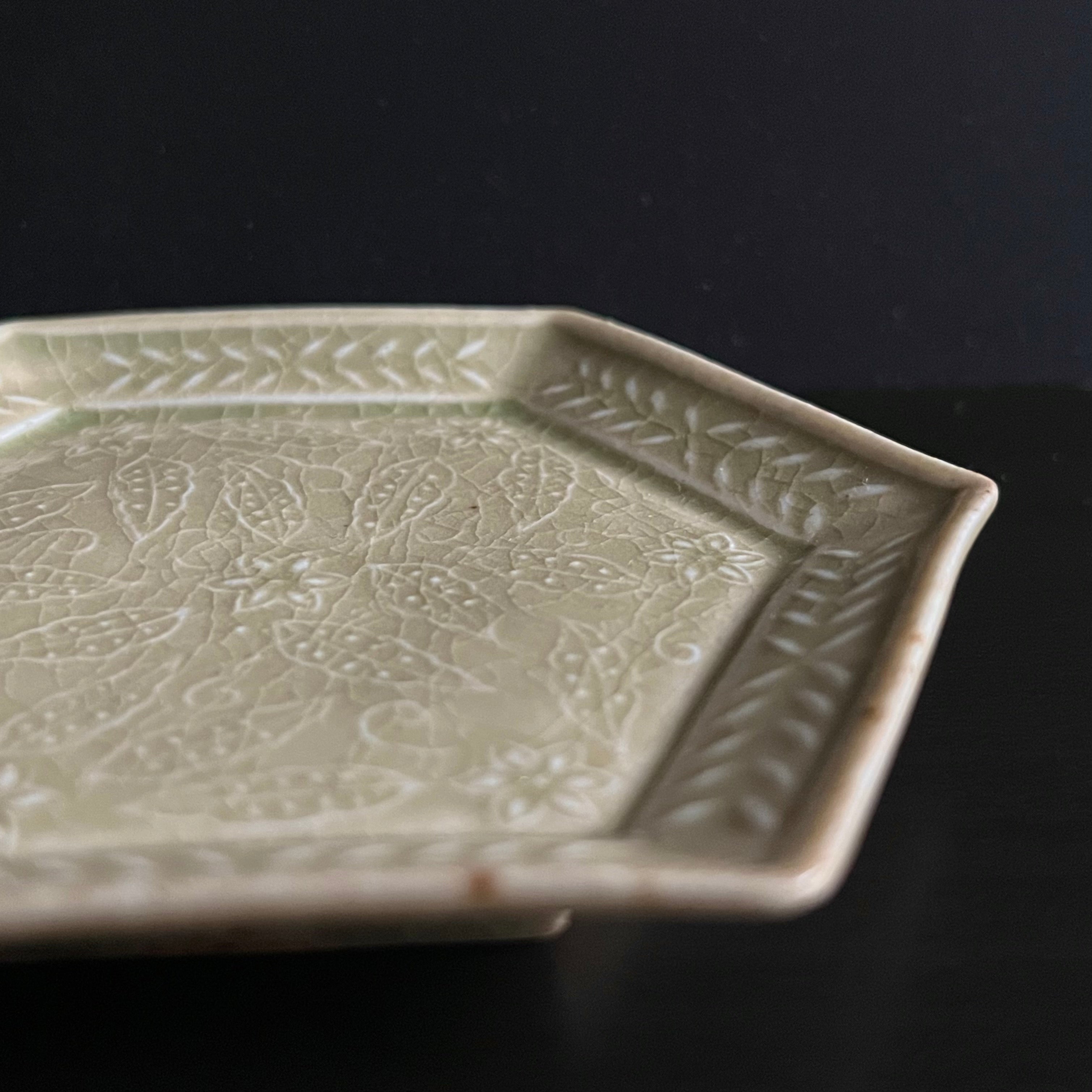 青磁陽刻六角小皿 - dandeliOn