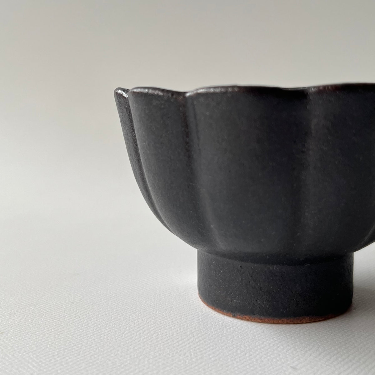 黒釉菊小鉢