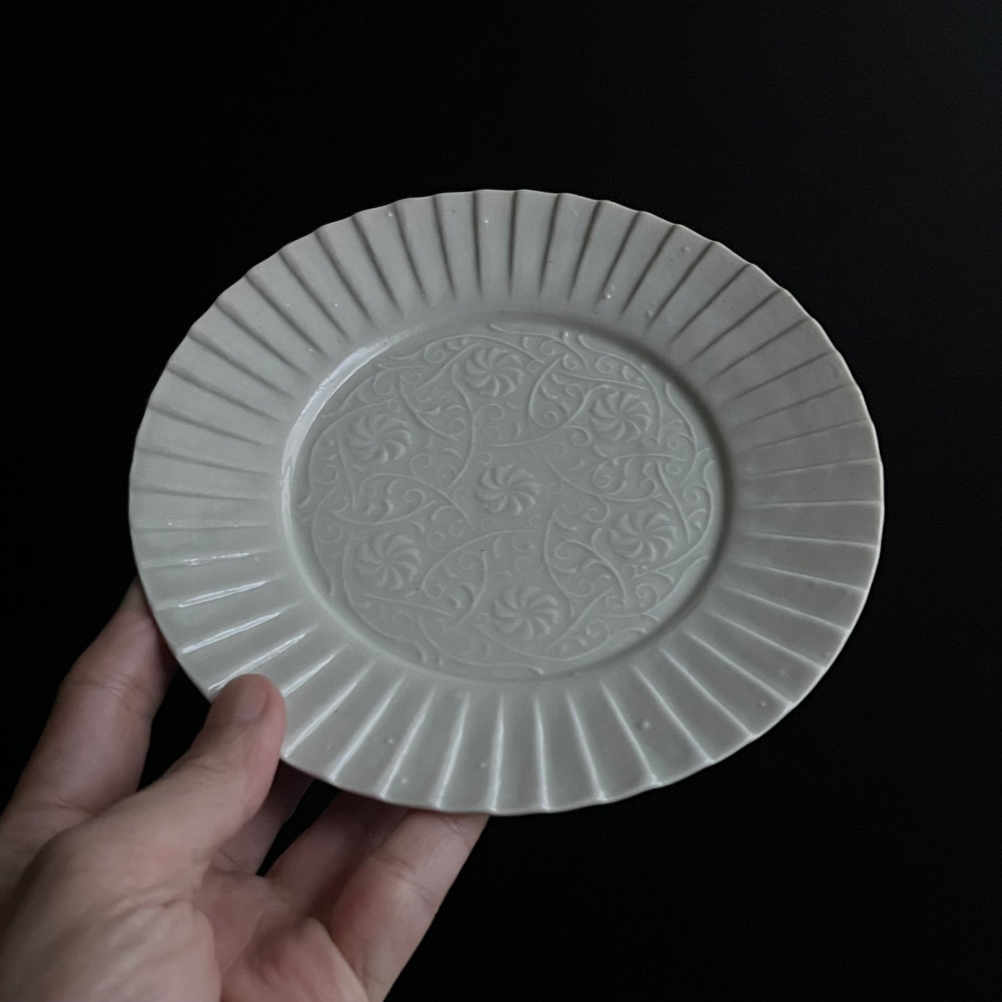 白磁草花文輪花皿