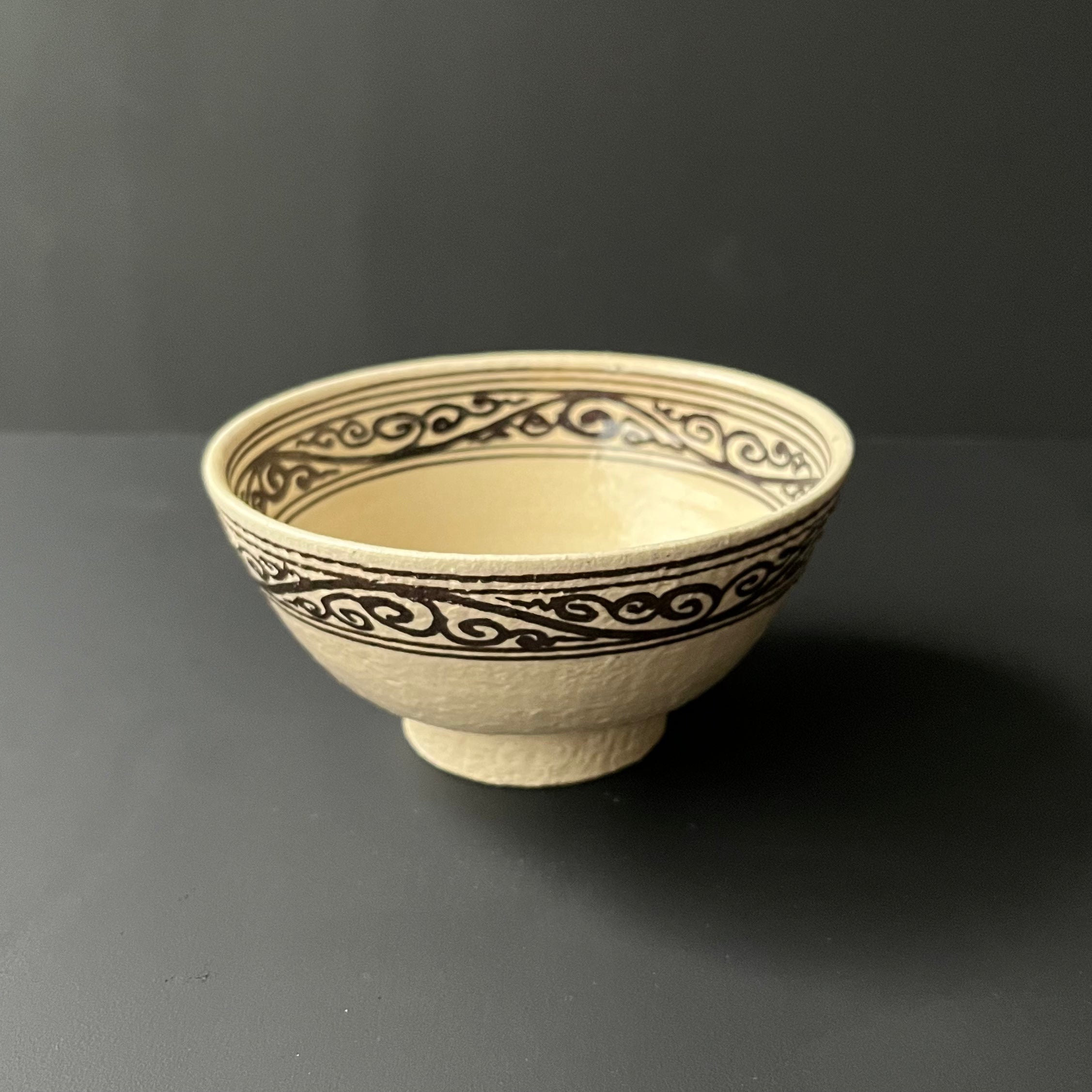 鉄絵唐草文飯碗 - dandeliOn