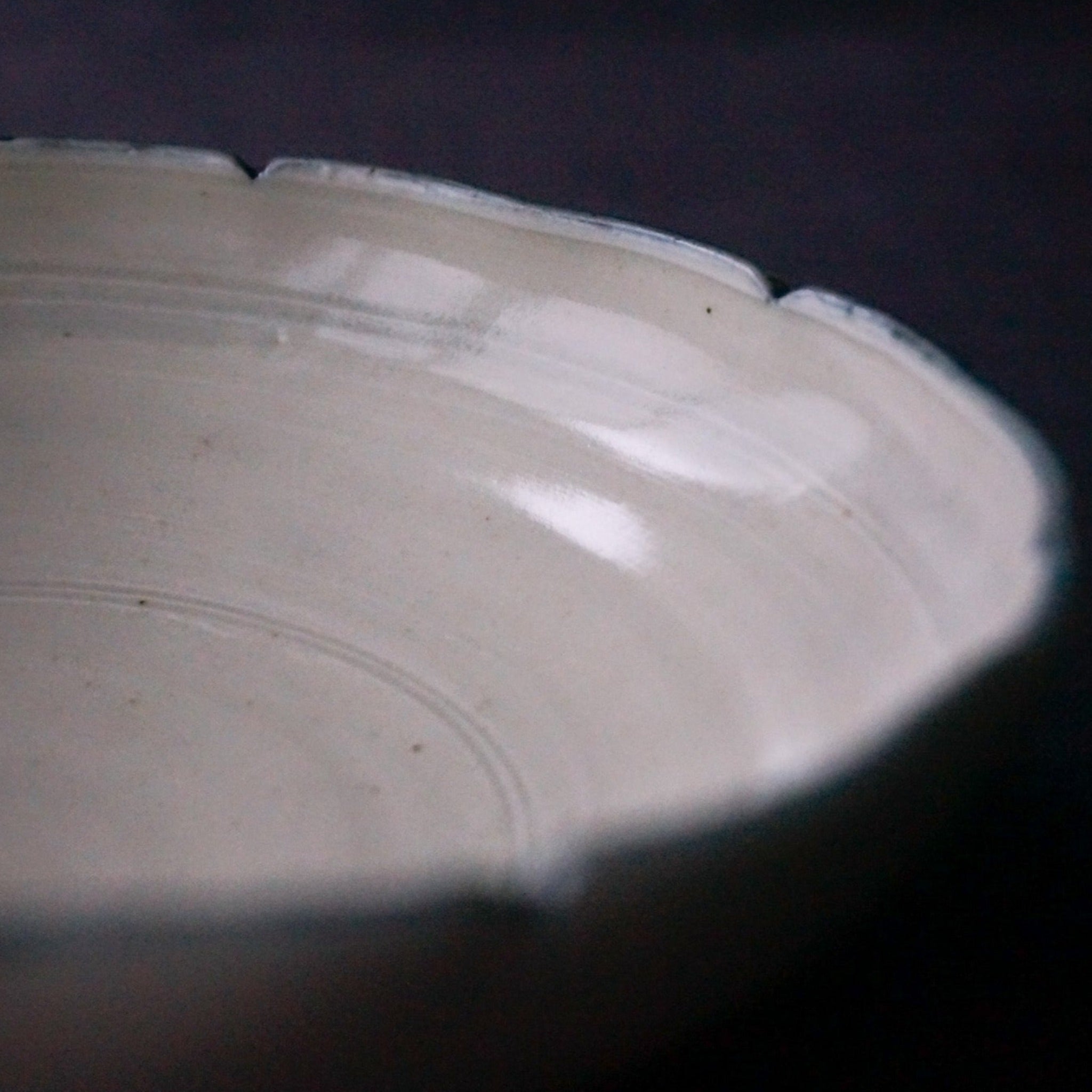白瓷輪花鉢皿